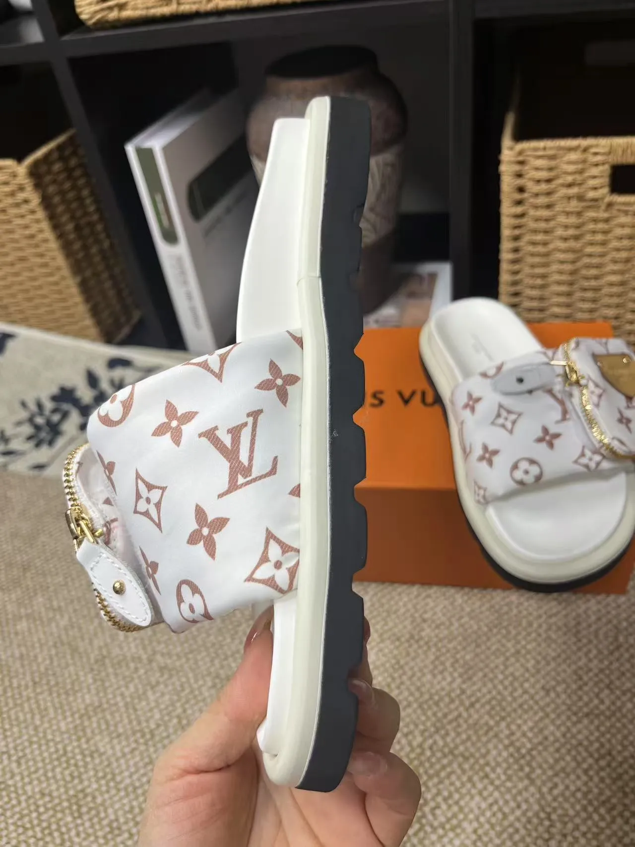 P380 yuan LV Louis Vuitton Full of high-end feel! A popular model among bloggers at home and abroad, it’s retro and fashionable, and looks stunning on your feet! Mainly recommended model on the official website★ ━━━━━ ЅᏇєєt ━━━━━ ▪️Upper: original calfskin ➕5D printing process ▪️Inner: imported mixed sheepskin ▪️Outsole: original molded foam outsole ▪️Size: Female 35-40 Men's 39-44 (women's 41 men's 45)